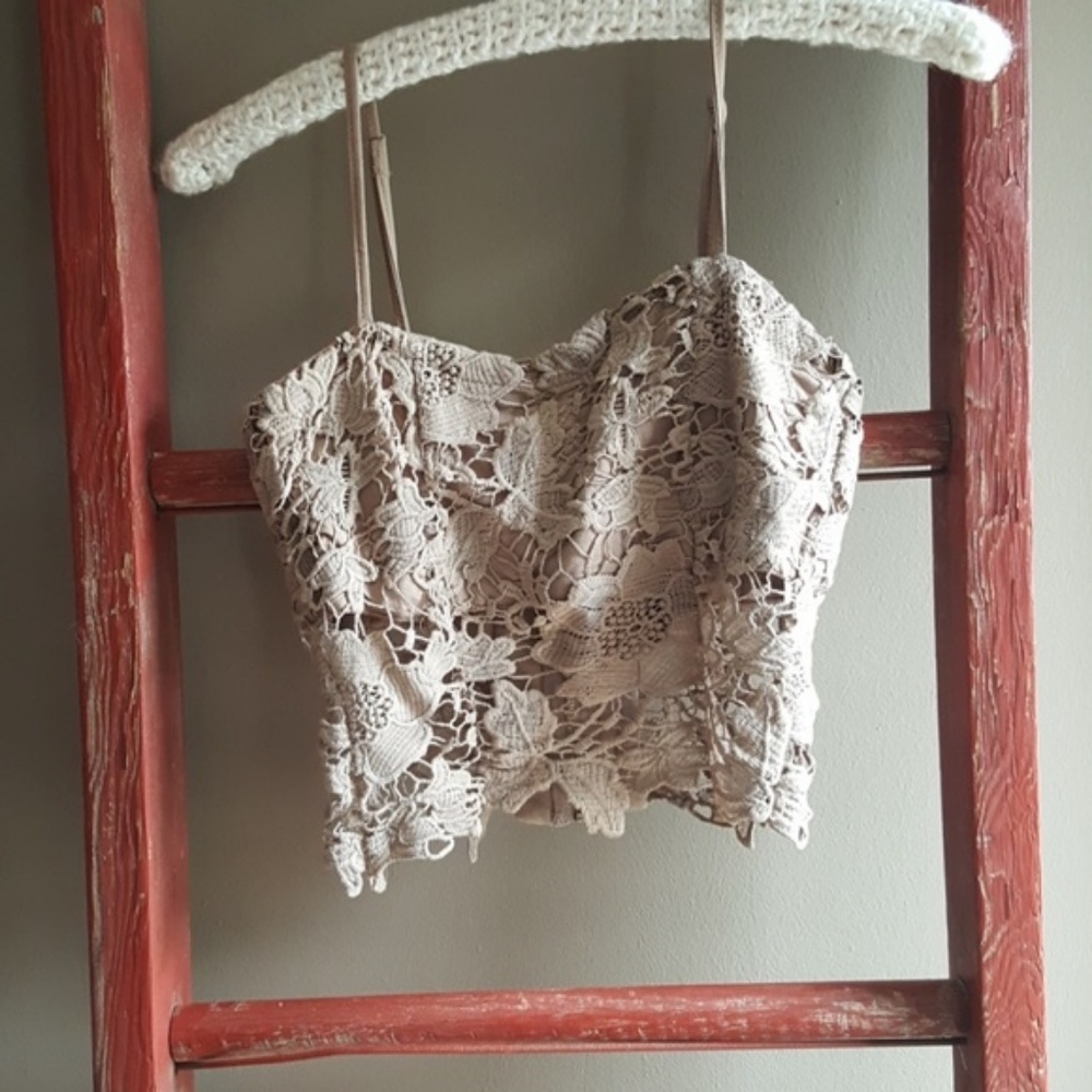 HP 🎉! Floral Lace Crop Top